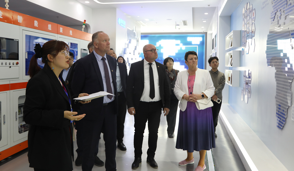 匈牙利森特什市市长一行莅临福达合金参观交流